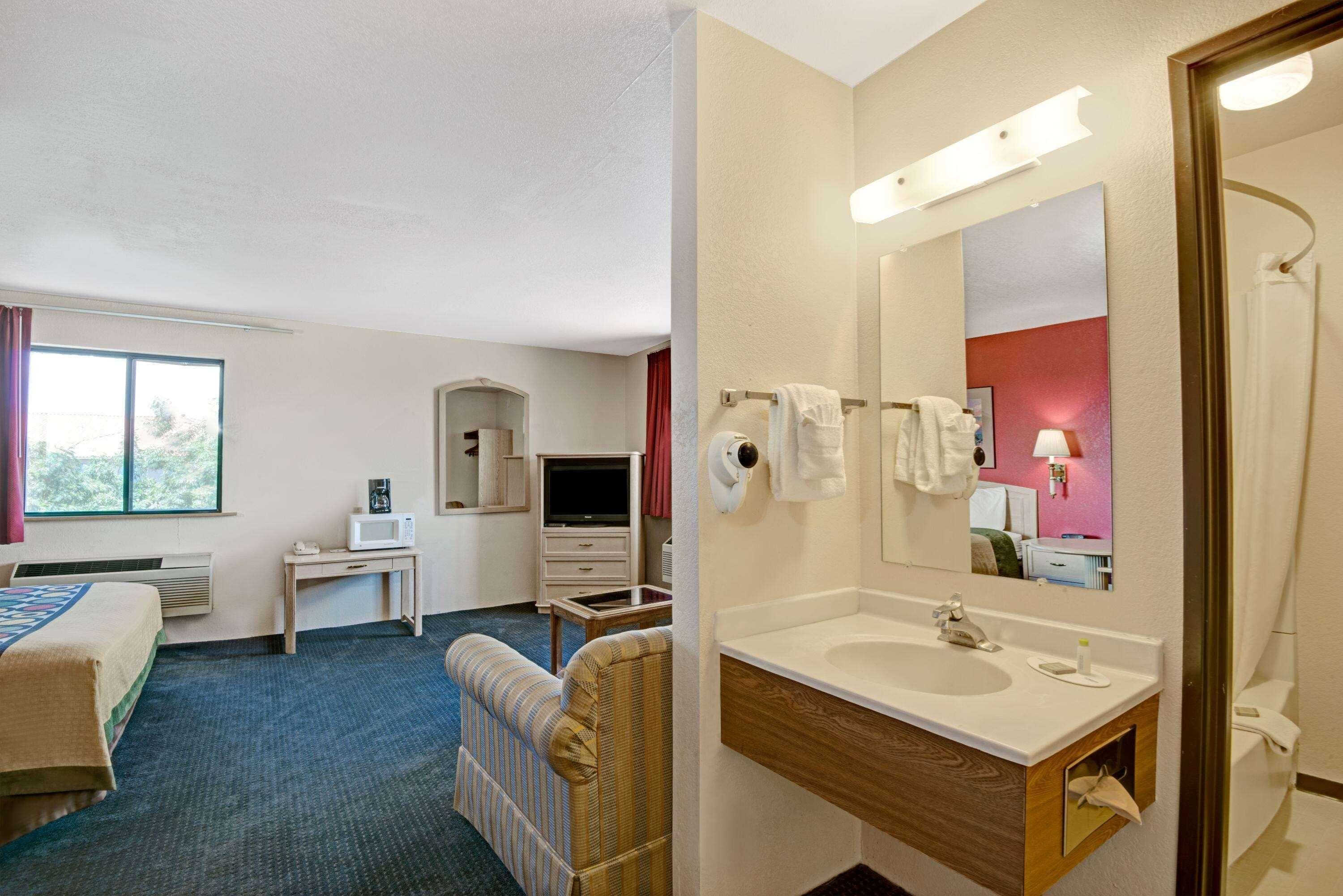 Super 8 By Wyndham Albuquerque West/Coors Blvd Otel Dış mekan fotoğraf