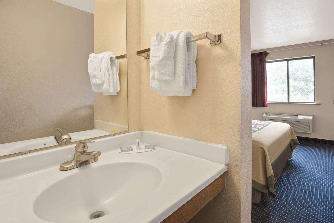 Super 8 By Wyndham Albuquerque West/Coors Blvd Otel Dış mekan fotoğraf